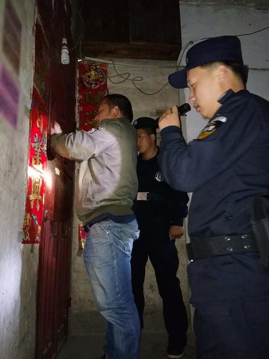 遵义粗心妈妈误将幼女锁家中 